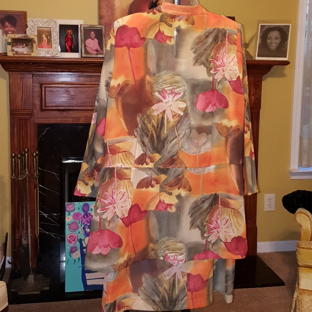 2 piece floral suit by Resource - Picture 2 of 3